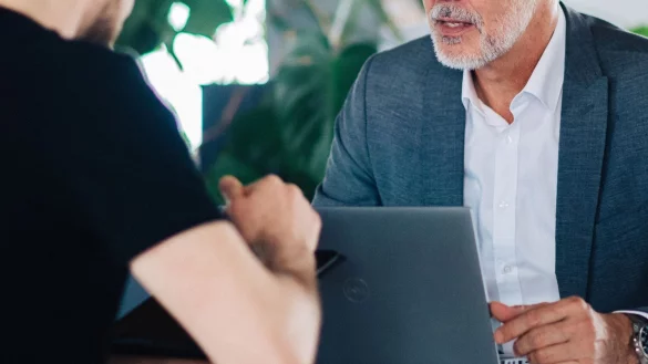 Die «Wa-Wi-Wu-Methode» dient dazu, nach einem Fehlverhalten im Feedbackprozess das Geschehene klar und schonend aufzuarbeiten, - © Zacharie Scheurer/dpa-tmn