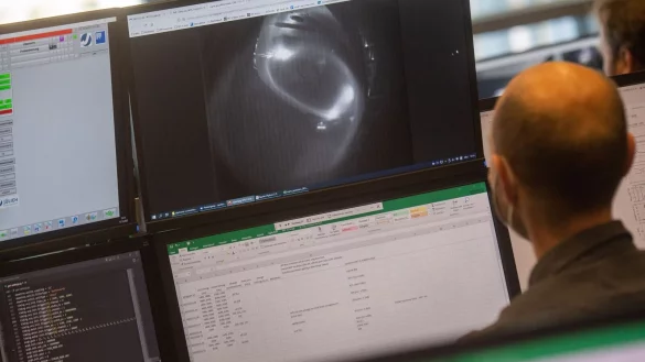 Blick auf einen Computermonitor im Kontrollraum des Fusionsexperiments Wendelstein 7-X. - &copy; Stefan Sauer/dpa