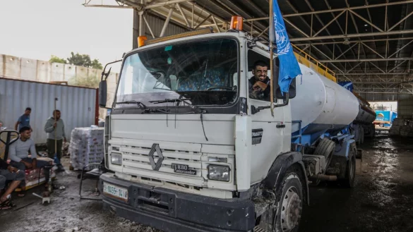 Das Hilfswerk der Vereinten Nationen f&uuml;r Pal&auml;stina-Fl&uuml;chtlinge im Nahen Osten (UNRWA) bringt am Mittwoch zwei Lastwagen mit Treibstoff &uuml;ber den Al-Masry-&Uuml;bergang nach Gaza. - &copy; Abed Rahim Khatib/dpa