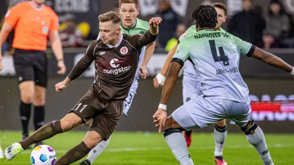 Johannes Eggestein (l) und der FC St. Pauli trennten sich von Hannover 96 torlos. - &copy; Axel Heimken/dpa