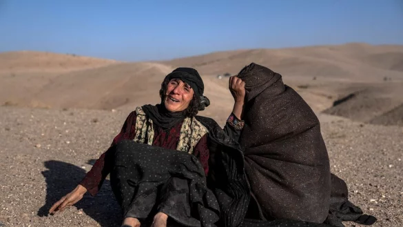 Afghanische Frauen trauern um Angeh&ouml;rige, die bei den Erdbeben ums Leben gekommen sind. - &copy; Ebrahim Noroozi/AP/dpa