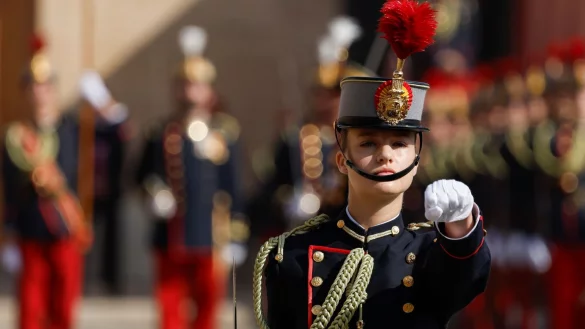 Prinzessin Leonor von Spanien marschiert bei der Fahnenschwur-Zeremonie. - &copy; Vincent West/POOL REUTERS/AP/dpa