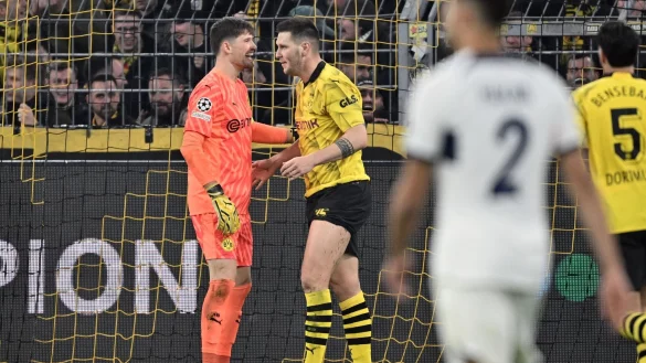 Dortmunds Torh&uuml;ter Gregor Kobel (l) und Dortmunds Abwehrspieler Niklas S&uuml;le klatschen im Dortmunder Tor ab. - &copy; Bernd Thissen/dpa