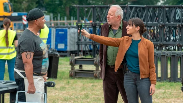 Mila (Almila Bagriac?ik) und Borowski (Axel Milberg) nehmen Michi Berger (Nikolaus Okonkwo) unter die Lupe. - &copy; Thorsten Jander/NDR/ARD/dpa