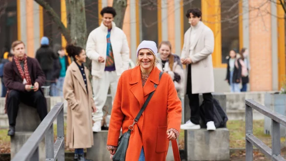 Fritzie K&uuml;hne (Tanja Wedhorn, M.) l&auml;sst die provozierenden Spr&uuml;che der Kids an sich abprallen. - &copy; Fr&eacute;d&eacute;ric Batier/ZDF/dpa