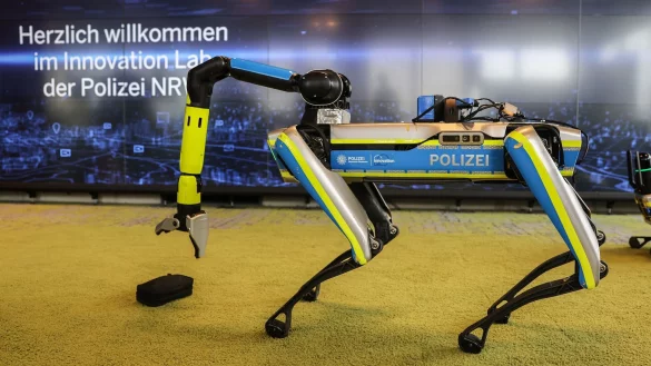 Ein Polizeiroboter hebt in einer Trainingssituation im Innovation Lab der Polizei eine Tasche auf. - &copy; Oliver Berg/dpa