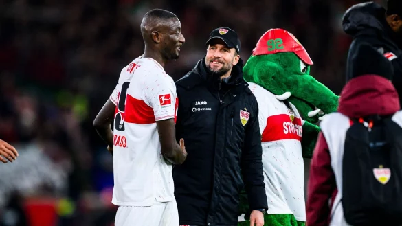Trainer Sebastian Hoene&szlig; (r) ist optimistisch, dass Serhou Guirassy (l) dem VfB erhalten bleibt. - &copy; Tom Weller/dpa