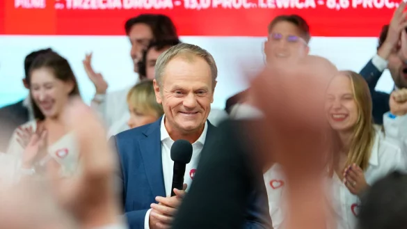 Donald Tusk, ehemaliger polnischer Ministerpräsident und Oppositionsführer, in der Parteizentrale seiner Partei in Warschau. - © Petr David Josek/AP