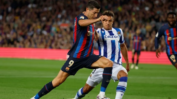 Der FC Bayern soll an einer Verpflichtung von Martin Zubimendi (r) interessiert sein. - &copy; Joan Monfort/AP/dpa