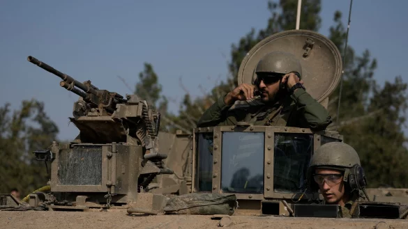 Israelische Soldaten in einem gepanzerten Fahrzeug in der N&auml;he der Grenze zum Gazastreifen. - &copy; Leo Correa/AP/dpa