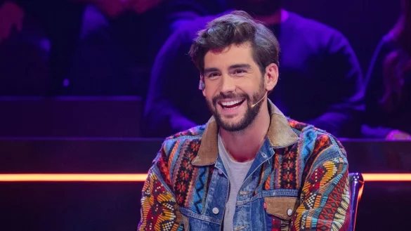 Alvaro Soler aus dem Rateteam sitzt in der Prosieben-Show &laquo;The Masked Singer&raquo; (2021). - &copy; Rolf Vennenbernd/dpa