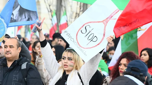 Exil-Iraner während eines Protests in Hamburg (Archivbild). - © Jonas Walzberg/dpa