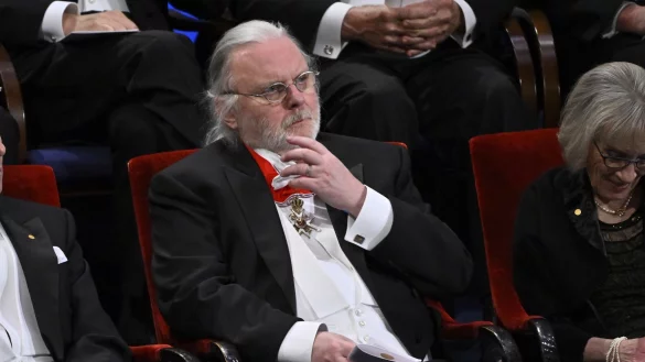 Jon Fosse bei der Nobelpreisverleihung in Stockholm. - &copy; Claudio Bresciani/TT News Agency/AP/dpa