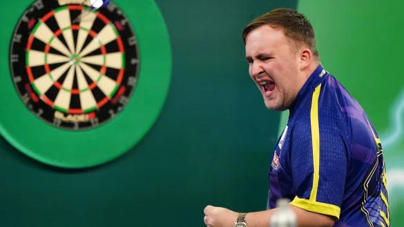 Luke Littler steht bei der WM in London in der dritten Runde. - &copy; Zac Goodwin/PA Wire/dpa