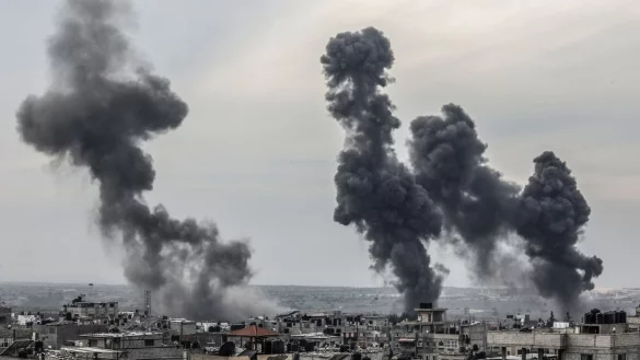 Nach einem israelischen Luftangriff steigt Rauch aus Geb&auml;uden im Gazastreifen auf. - &copy; Abed Rahim Khatib/dpa