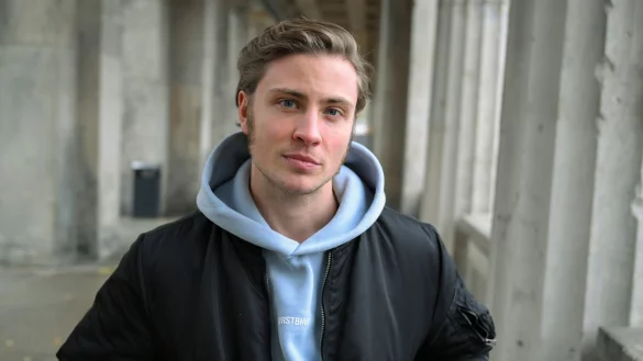 Einen ganzen Tag lang nur unter dem Tisch essen - f&uuml;r Jannik Sch&uuml;mann ein gro&szlig;er Spa&szlig;. - &copy; Jens Kalaene/dpa