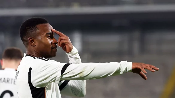 Deutschlands Torsch&uuml;tze Youssoufa Moukoko feiert seinen Treffer zum 2:0. - &copy; Friso Gentsch/dpa