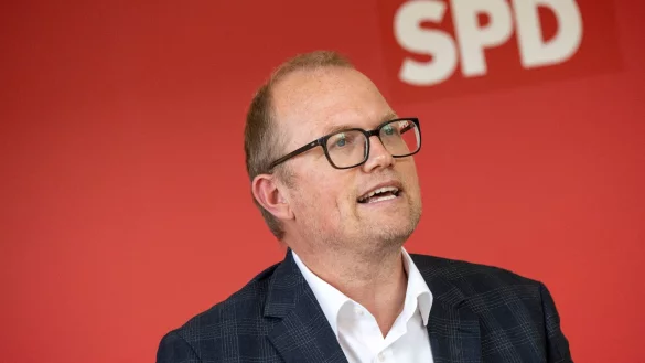 Jochen Ott (SPD), Abgeordneter des Landtags Nordrhein-Westfalen, spricht während eines Statements. - © Thomas Banneyer/dpa