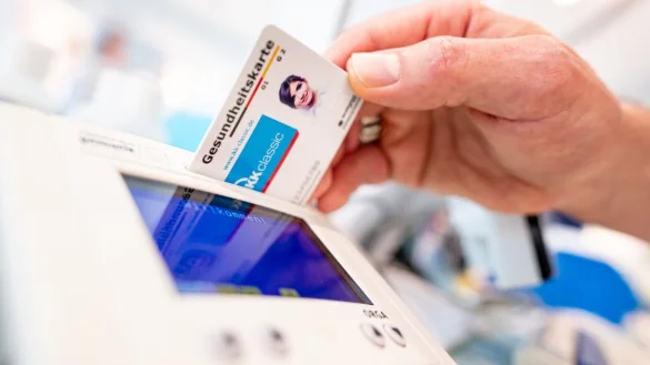 Elektronische Rezepte sollen nach jahrelangen Verzögerungen 2024 den Durchbruch schaffen und zum Standard für Millionen Patientinnen und Patienten werden. - © Fabian Sommer/dpa