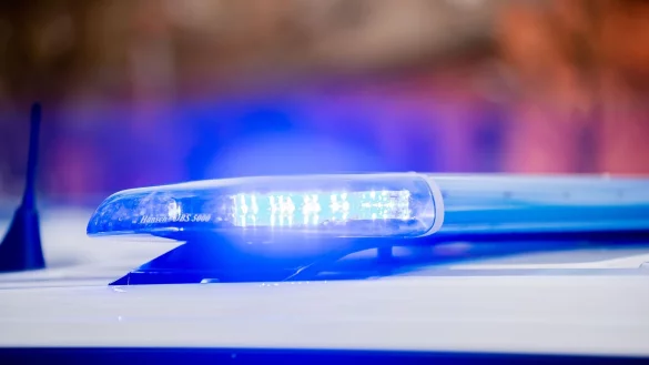 Ein Blaulicht leuchtet auf dem Dach eines Streifenwagens der Polizei. - &copy; Christoph Soeder/dpa/Symbolbild