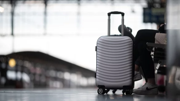 Passagiere warten am Bahnhof auf ihren Zug. - &copy; Sebastian Gollnow/dpa/Symbolbild