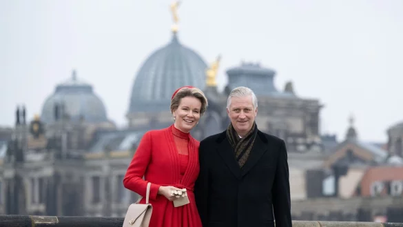 K&ouml;nigin Mathilde und K&ouml;nig Philippe auf der Augustusbr&uuml;cke in Dresden vor der Kuppel der Kunstakademie. - &copy; Sebastian Kahnert/dpa