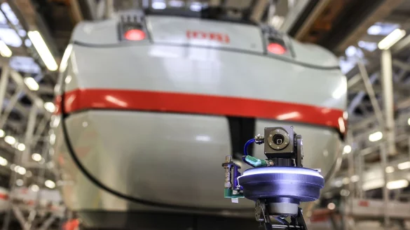 Ein ICE der Deutschen Bahn steht vor einem Unterflurger&auml;t in der Wartungshalle. - &copy; Oliver Berg/dpa