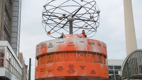 Aktivisten der Gruppe Letzte Generation haben die Weltzeituhr am Alexanderplatz orange eingef&auml;rbt. - &copy; Paul Zinken/dpa