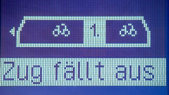 Auf einer Anzeigetafel steht «Zug fällt aus». - © Stefan Sauer/dpa/Symbolbild