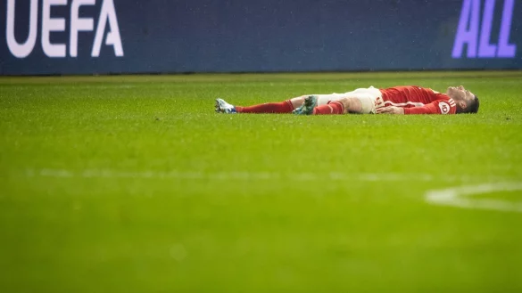Unions Robin Gosens liegt nach der Niederlage gegen den SSC Neapel auf dem Rasen. - &copy; Andreas Gora/dpa