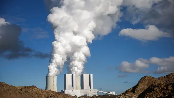 Das Braunkohlekraftwerk Lippendorf. In dem Kraftwerk wird Braunkohle aus umliegenden Tagebauen zur Strom- und W&auml;rmeerzeugung verbrannt. - &copy; Jan Woitas/dpa