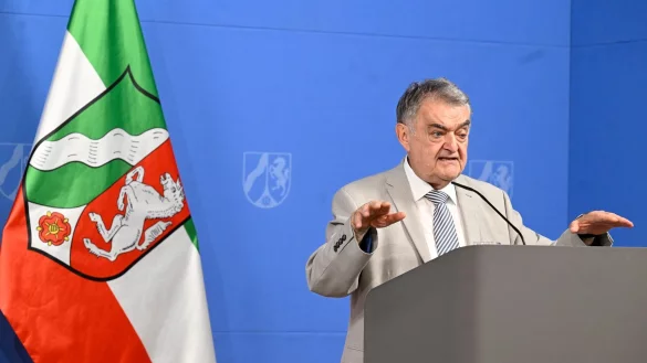 Nordrhein-Westfalens Innenminister Herbert Reul bei einer Pressekonferenz in der Staatskanzlei. - &copy; Roberto Pfeil/dpa