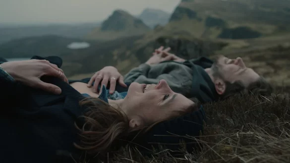 Aylin Tezel als Kira und Chris Fulton als Ian in einer Szene des Films &laquo;Falling Into Place&raquo;. - &copy; Julian Krubasik/Port au Prince Pictures/dpa