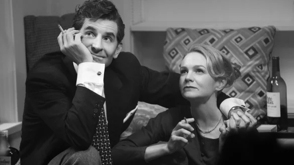 Bradley Cooper als Leonard Bernstein und Carey Mulligan als Felicia Montealegre in einer Szene des Films &laquo;Maestro&raquo;. - &copy; Jason McDonald/Netflix/dpa