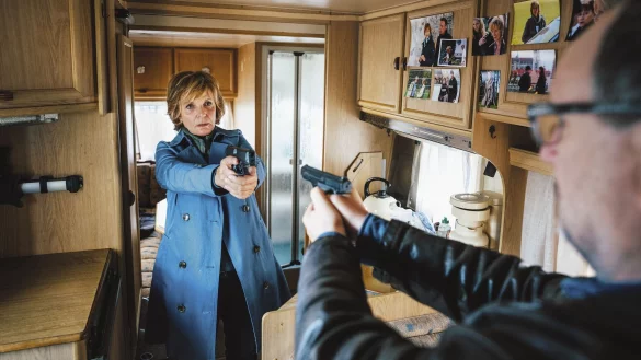 Eine Patt-Situation: Kommissarin Lucas (Ulrike Kriener) und ihr alter Kollege Wolfram Truss (Rainer Bock) richten ihre Waffen aufeinander. - &copy; Hendrik Heiden/ZDF/dpa