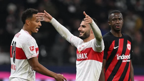 Deniz Undav (M) sicherte dem VfB Stuttgart drei Punkte bei Eintracht Frankfurt. - &copy; Arne Dedert/dpa