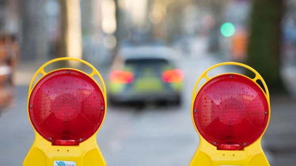 Ein Polizeiwagen f&auml;hrt durch ein wegen einer Bombenentsch&auml;rfung gesperrtes Viertel. - &copy; Bernd Thissen/dpa/Archivbild
