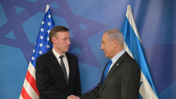 Jake Sullivan (l), Nationaler Sicherheitsberater der USA, hat nach Angaben des Wei&szlig;en Hauses mit Israels Regierungschef Benjamin Netanjahu &uuml;ber einen m&ouml;glichen &Uuml;bergang zu milit&auml;rischen &laquo;Operationen geringerer Intensit&auml;t&raquo; in Gaza gesprochen. - &copy; Amos Ben Gershom/GPO/XinHua/dpa