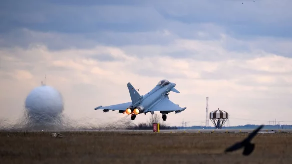 Ein deutscher Eurofighter startet in Rum&auml;nien (Symbolbild). - &copy; Bernd von Jutrczenka/dpa