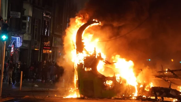 Ein Bus brennt im Stadtzentrum von Dublin, nachdem ein Mann bei einem Messerangriff auf drei kleine Kinder und eine Frau verletzt hatte. - &copy; Brian Lawless/PA Wire/dpa