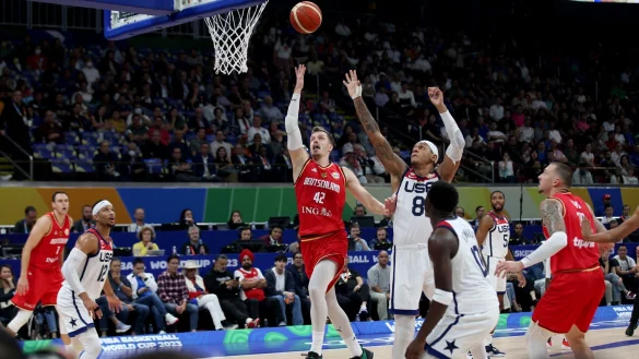 Deutschlands Andreas Obst (M) zeigte beim WM-Spiel gegen die USA eine &uuml;berragende Leistung. - &copy; Matthias Stickel/dpa