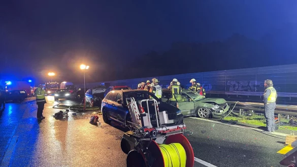 Feuerwehr und Polizei stehen an der Unfallstelle auf der Autobahn 2. - &copy; Christian M&uuml;ller/Westfalennews/dpa