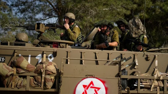 Israelische Soldaten fahren einen gepanzerten Mannschaftstransportwagen (APC) in der N&auml;he der Grenze zum Gazastreifen im S&uuml;den Israels. - &copy; Ariel Schalit/AP/dpa