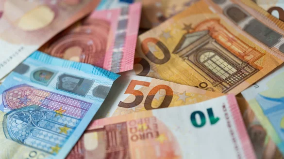 &laquo;Die Banken erh&ouml;hen nach und nach die Kreditzinsen und gehen zur&uuml;ckhaltender bei der Vergabe vor&raquo;, sagt Ifo-Experte Klaus Wohlrabe. - &copy; Monika Skolimowska/dpa-Zentralbild/dpa/Illustration