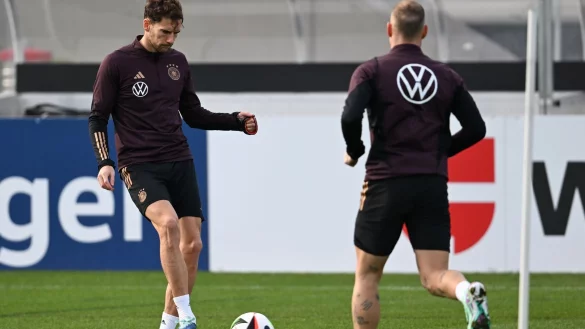 Leon Goretzka (l) sieht eine WM in Saudi-Arabien als kritisch an. - &copy; Arne Dedert/dpa