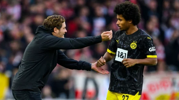 Dortmunds Trainer Edin Terzic (l) spricht mit Dortmunds Karim Adeyemi (r). - &copy; Tom Weller/dpa