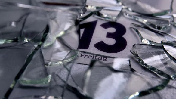 Ein Tag voller Missgeschicke und Pech? Freitag, der 13., macht einigen Menschen ein mulmiges Gef&uuml;hl im Bauch. - &copy; Karl-Josef Hildenbrand/dpa/dpa-tmn