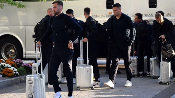 Die Dortmunder Nationalspieler um Niclas F&uuml;llkrug (l) und Niklas S&uuml;le (M) fliegen mit einem Privat-Jet zur&uuml;ck nach Deutschland. - &copy; Federico Gambarini/dpa