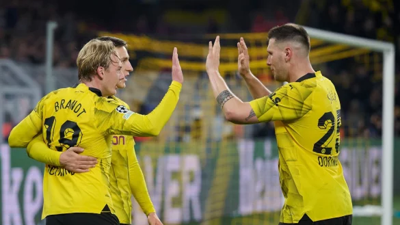 Der BVB um Julian Brandt, Nico Schlotterbeck und Niklas S&uuml;le (l-r) setzte sich gegen Newcastle durch. - &copy; Bernd Thissen/dpa