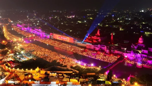 Lampen erhellen die Ufer des Flusses Saryu am Vorabend des hinduistischen Diwali-Festes in Ayodhya. - &copy; Rajesh Kumar Singh/AP/dpa